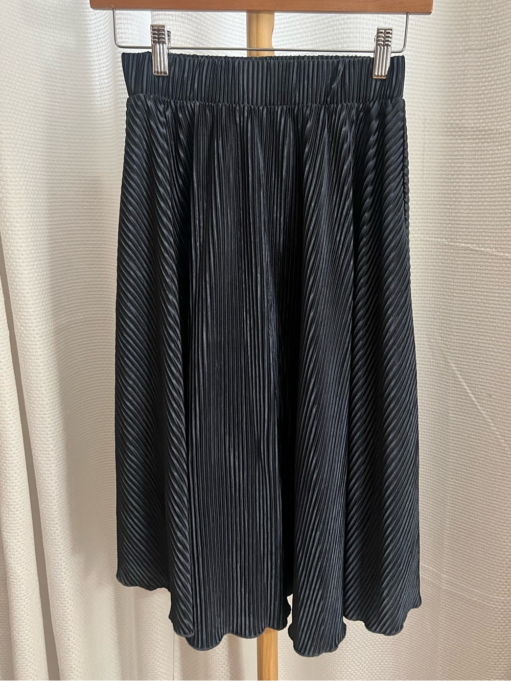Pleated Midi Skirt in navy blue